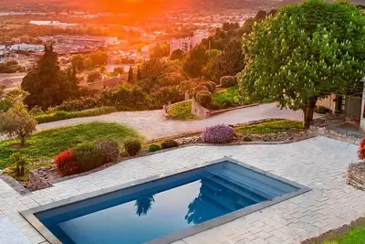 Image de Vue Panoramique Piscine Privée Centre d'Apt à Pied – Logement 110m², Luberon