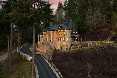 Image de Modern Chateau on private hillside with breathtaking views of the Columbia River