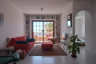 Image de Bright, spacious, sea views, pool and parking