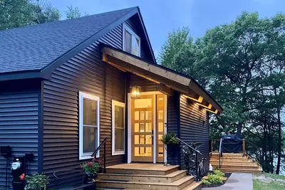 Image de Northwoods Retreat Lakefront- sleeps up to 12 w/deck & firepit! Gorgeous views!