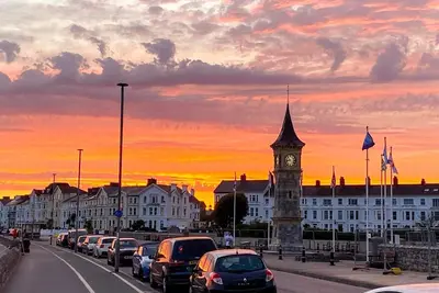 Image de Apartment right on the seafront of Exmouth Beach.