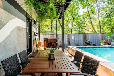 Image de Welcome to your ultimate large-group retreat! Whether you’re celebrating a reunion, a weekend getaway, or a special occasion — this spacious 8-bedroom home comfortably sleeps up to 16 guests, combining comfort, fun and convenience all in one place.