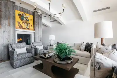 Stunning mountain views from this spacious Thundersprings condo!
