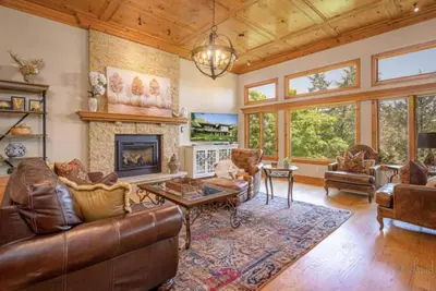 Image de Gorgeous Home- Hot Tub & Pool Table