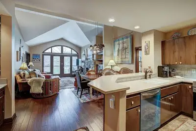 Image de 2br Condo in Arrowhead Village - 5 Minute Walk to Chairlift, Mountain Views! by RedAwning