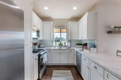 Image de 2021 4br/4ba Beach House with Rooftop Bar Firepit