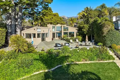Image de Exclusive Beachfront Compound
