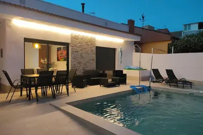 Image de Independent villa with private pool, 5 min from the beach!