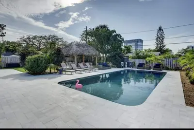 Image de Walk to the beach & Resturant’s. Tiki Hut Dream Pool Home. Under a mile to beach