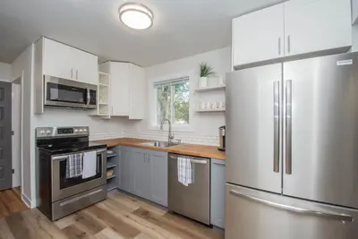 Image de Amazing 2 Bedroom 1 Bathroom Upper Level Home