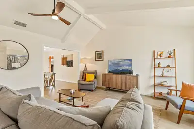 Image de Spacious family home at base of Mt. Elden w/ Cedar-plank Sunroom & Hot tub