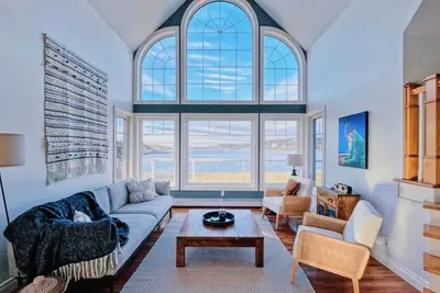 Image de Large Lawrencetown lakefront cottage