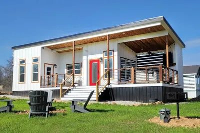Image de Tiny White: Twin Lake Tiny Homes of Okmulgee