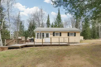Image de Classic Cozy Cottage centrally located for your winter explorations!
