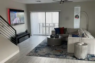 Image de Modern luxurious townhome - 3 miles from airport