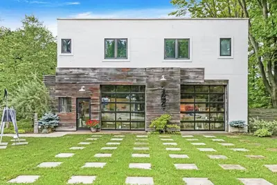 Roan & Black - Dog Friendly - Above one of the best contemporary galleries in West Michigan