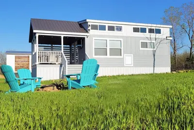 Image de Tiny Grey with Loft: Twin Lakes Tiny Homes of Okmulgee
