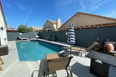 Image de Newly updated House saltwater pool, putting green and outdoor fireplace and bbq.