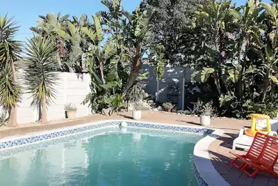 Image de Cozy cottage for family getaway with private patio  and pool in safe suburb.