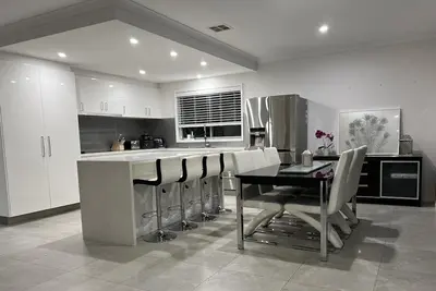 Image de Luxe Gungahlin 5 Bedroom Home Views Wifi Netflix Wine