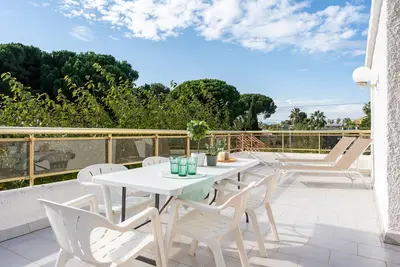 Image de Villa à 30 m de la plage de Cambrils avec vue sur la mer, Wi-Fi, terrasses et jardin.