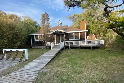 Image de Holiday House  4 bedroom Beach House in Kismet, Fire Island One block from ocean