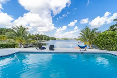 Image de 4br/3ba Miami Welcoming Waterfront Wonder w/ Pool!