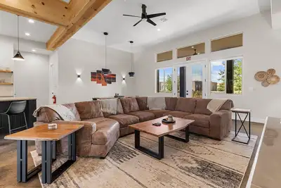 Image de Scarlet Skies: Cozy Comfort & Stunning Views