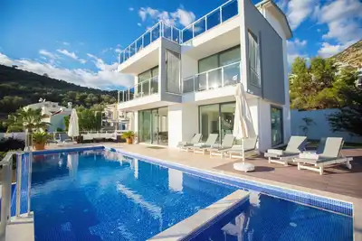 Image de Luxury Villa sleeps up to 11, Heated private pool, outdoor/indoor cinema rooms!