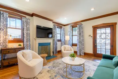 Image de Retro Bungalow in Hip Historic Cooper-Young