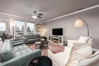Image de Vineyard Vista | Close to Wineries, Lakes, & More! Sleeps 10 w/Hot Tub