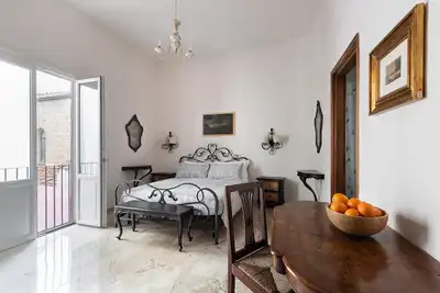 Image de Located in one of the finest neighborhoods in Florence