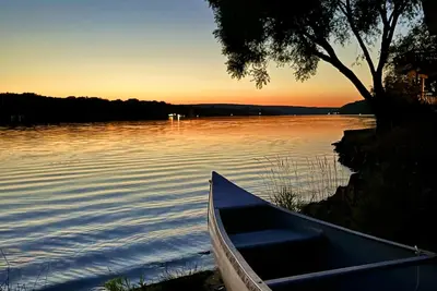 Image de Bliss Shores Waterfront Chalet & attached Guest Suite: Sunsets & Northern Lights