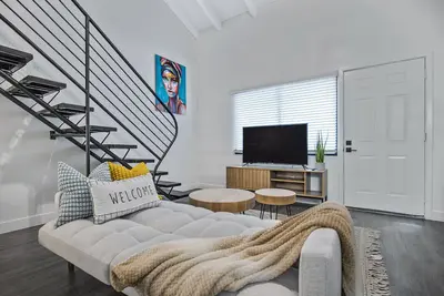 Bar, restaurants, and attractions all nearby!