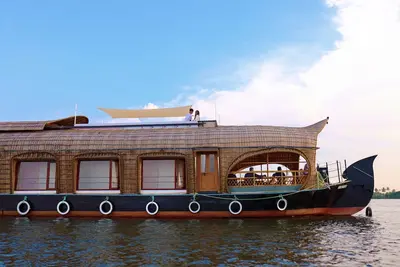 Image de Luxury 5 bedroom boat house with open deck