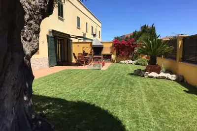 Image de Beautiful single-family house with swimming pool.