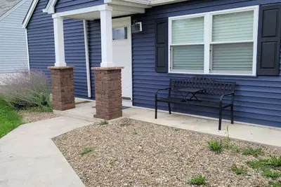 Image de Nice house with private parking, king bed fenced yard