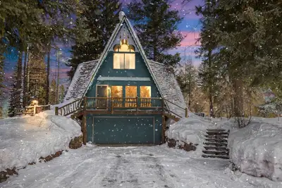 Image de Pet Friendly, 10 Guests, Walking Distance to Payette Lake/Downtown, Hot Tub!