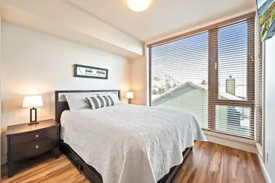 Image de Cozy 1 bedroom condo steps away from the lake