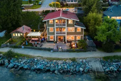 Image de Iconic Waterfront 3-Story Home with Views in Gibsons Bc, Sleeps 16
