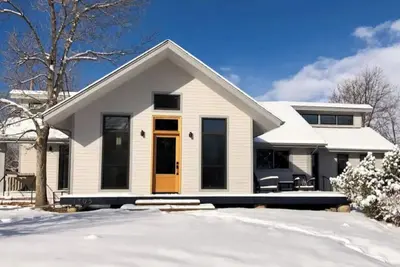 Image de Gorgeous home in the peaceful Wonderland lake neighborhood