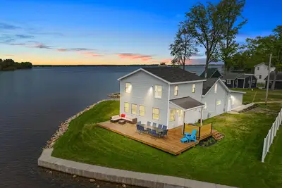 Image de Beautiful Lakefront Home on Sunset Point