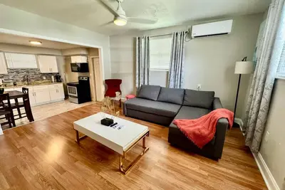 Image de Spacious 1 bedroom apt -7 min from the beach