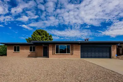 Image de Oasis On Palm-  Private And Quiet ~ Sparkling Pool And Spa!