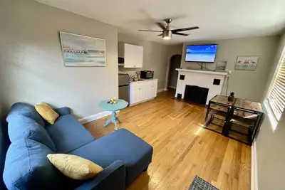 Image de Beach is calling and I must go! One Bedroom Apt 7 min drive to the beach