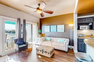 Image de Water-view condo with on-site pool, hot tub, beachfront access, & sports courts