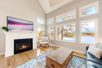 Image de Fantastic lakefront home with firepit, game room, fireplace & W/D, dog-friendly