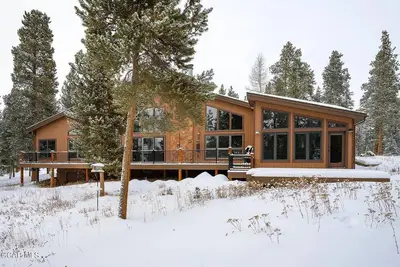 Image de Private and spacious 4bd Cabin-360 views of nature Close to skiing!