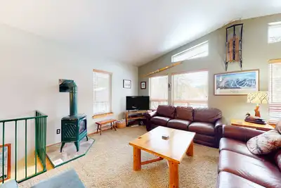 Image de Dog-friendly home w/large deck, New fireplace & prime location near golf & lake