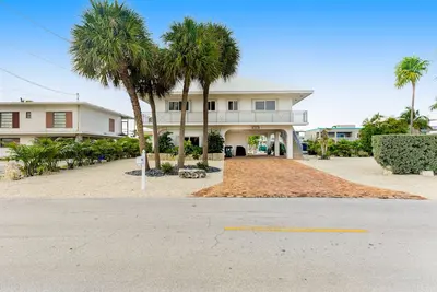 Image de Canal-front home with private dock, wraparound deck, & central Ac - snowbirds Ok